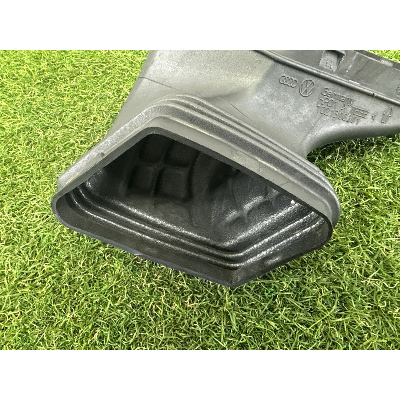 Патрубок воздушного фильтра (впускная система) AUDI A4 B8 2012 2.0 CAEB 8R0129739A