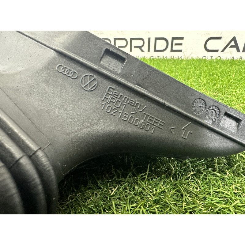 Патрубок воздушного фильтра (впускная система) AUDI A4 B8 2012 2.0 CAEB 8R0129739A