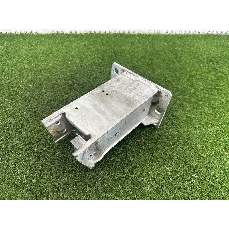 Кронштейн усилителя бампера (стекла и зеркала) AUDI Q5 8R 2012 2.0 CAEB 8R0807134B