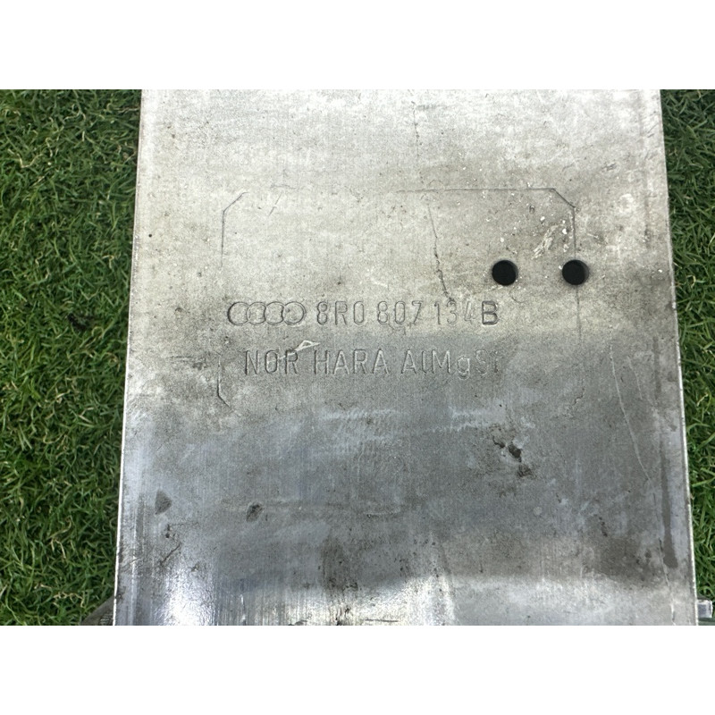 Кронштейн усилителя бампера (стекла и зеркала) AUDI Q5 8R 2012 2.0 CAEB 8R0807134B