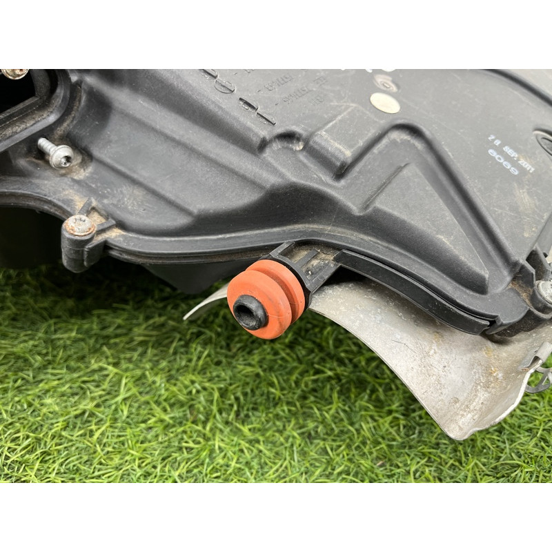 Корпус воздушного фильтра (впускная система) BMW 5-series F10 2013 N63B44 13717577466