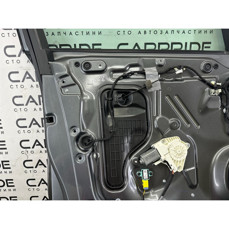 Дверь (наружные элементы кузова) AUDI Q5 8R 2012 2.0 CAEB 8R0831051E