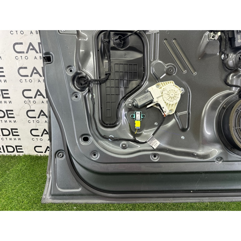 Дверь (наружные элементы кузова) AUDI Q5 8R 2012 2.0 CAEB 8R0831051E