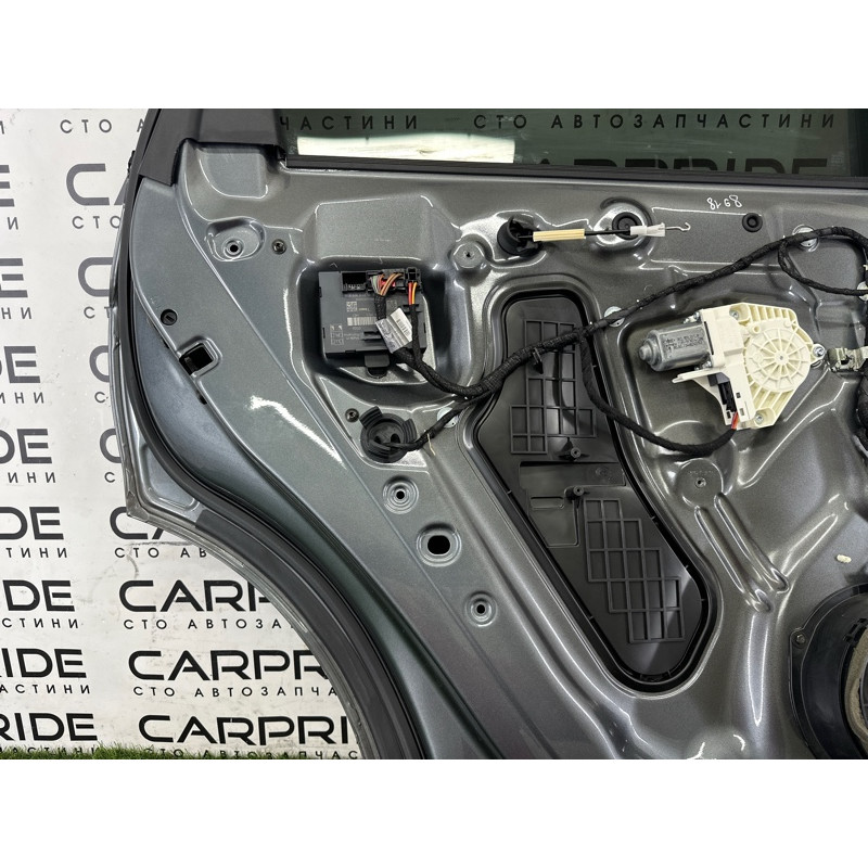 Дверь (наружные элементы кузова) AUDI Q5 8R 2012 2.0 CAEB 8R0833051B