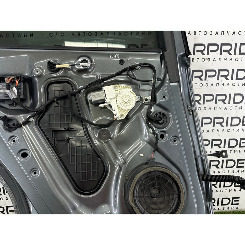 Дверь (наружные элементы кузова) AUDI Q5 8R 2012 2.0 CAEB 8R0833051B