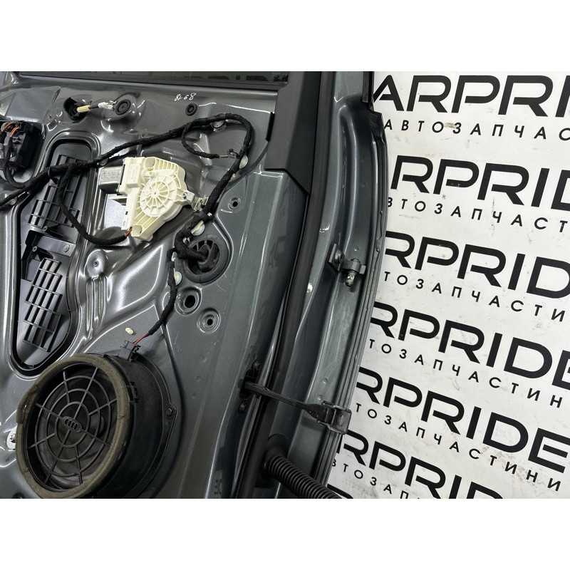 Дверь (наружные элементы кузова) AUDI Q5 8R 2012 2.0 CAEB 8R0833051B