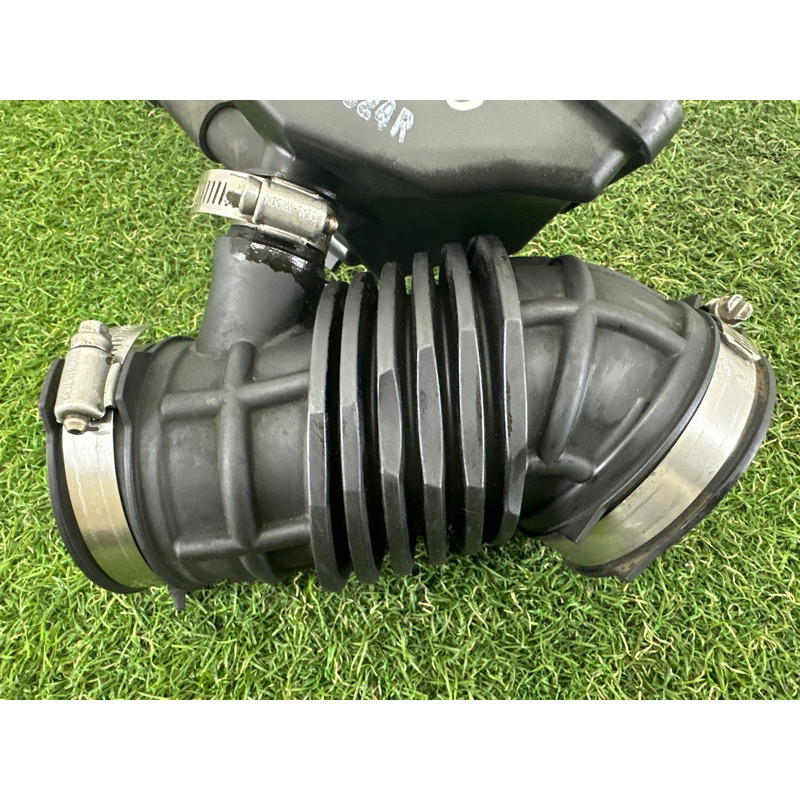 Патрубок воздушного фильтра (впускная система) Nissan Rogue T33 2021 2.5 PR25DD 165766RA0A