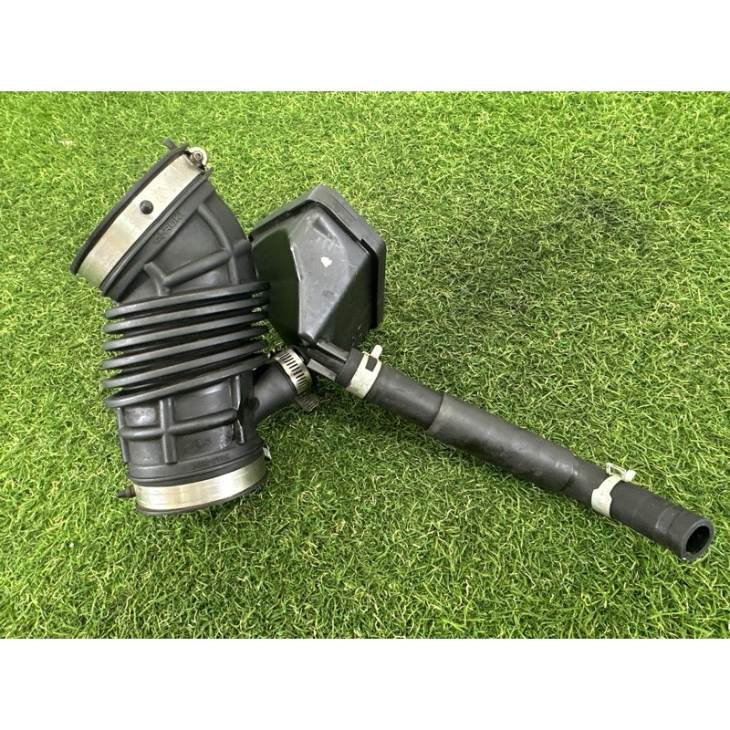 Патрубок воздушного фильтра (впускная система) Nissan Rogue T33 2021 2.5 PR25DD 165766RA0A