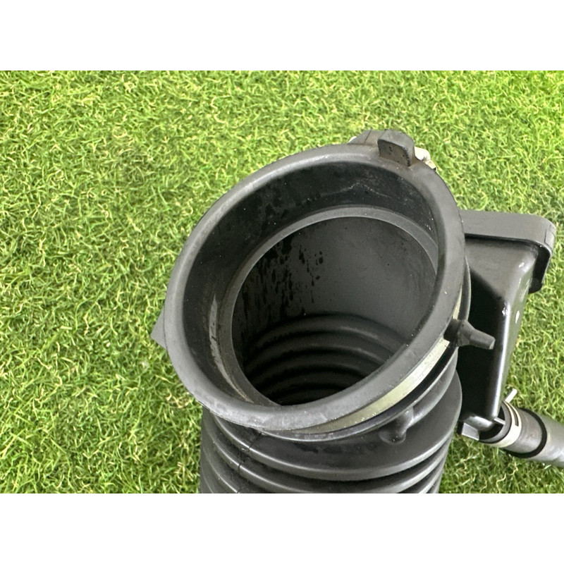 Патрубок воздушного фильтра (впускная система) Nissan Rogue T33 2021 2.5 PR25DD 165766RA0A