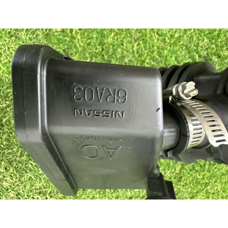 Патрубок воздушного фильтра (впускная система) Nissan Rogue T33 2021 2.5 PR25DD 165766RA0A