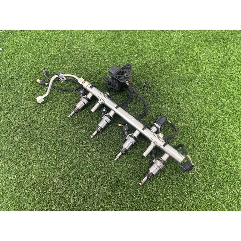 Топливная рампа (топливная система) AUDI A3 8V 2015 1.8 CNSB 06K133317G