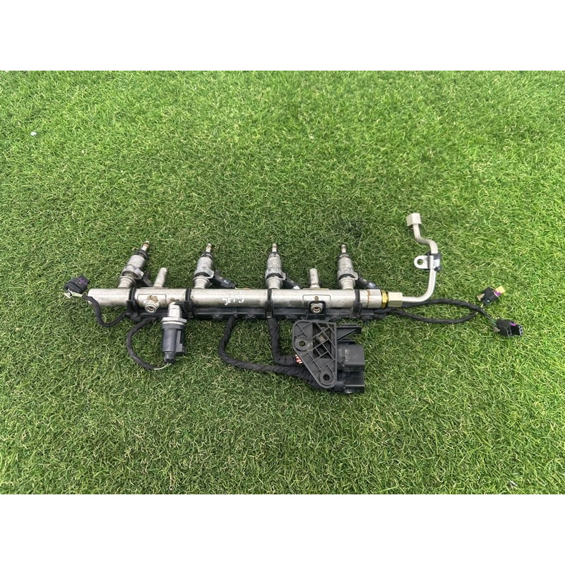 Топливная рампа (топливная система) AUDI A3 8V 2015 1.8 CNSB 06K133317G