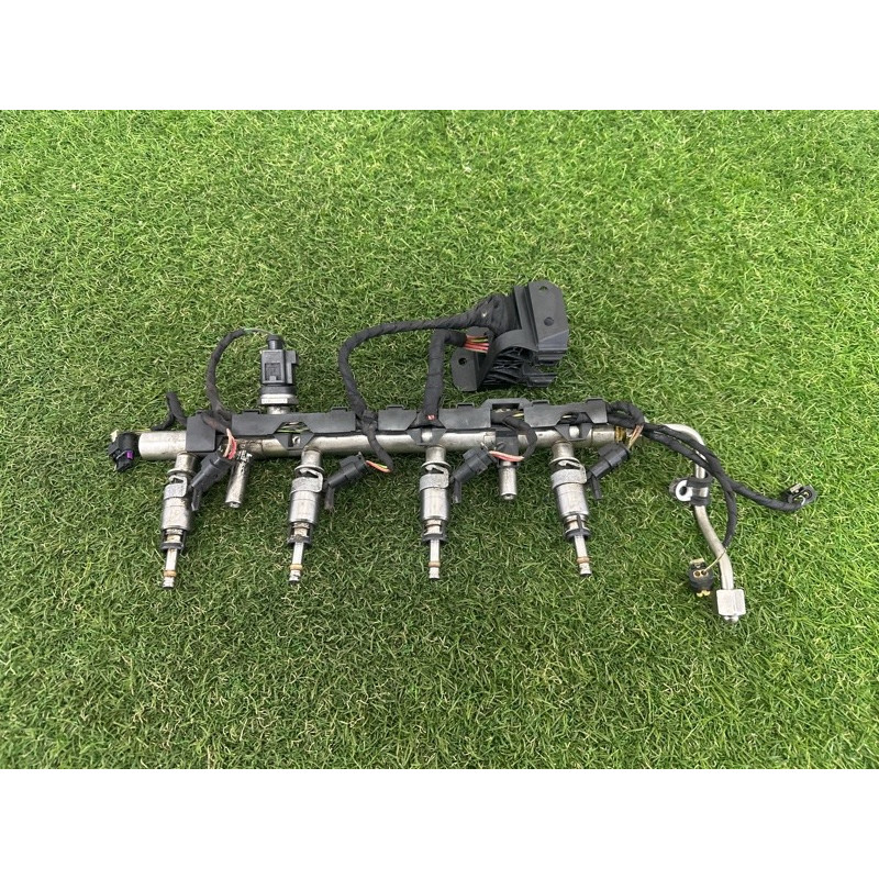 Топливная рампа (топливная система) AUDI A3 8V 2015 1.8 CNSB 06K133317G