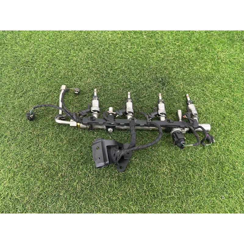 Топливная рампа (топливная система) AUDI A3 8V 2015 1.8 CNSB 06K133317G