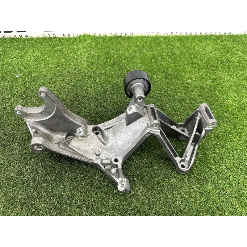 Кронштейн генератора (кронштейны двигателя) Volkswagen Touareg NF 2015 3.6 CGRA 03H260087E