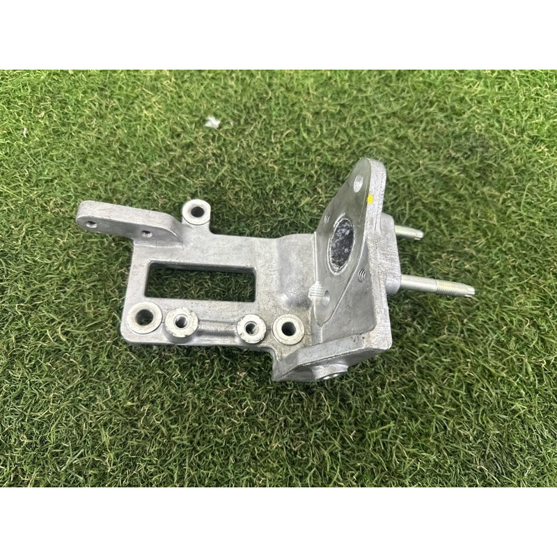 Кронштейн клапана EGR (кронштейны двигателя) Nissan Rogue T33 2021 2.5 PR25DD 147176CA1A