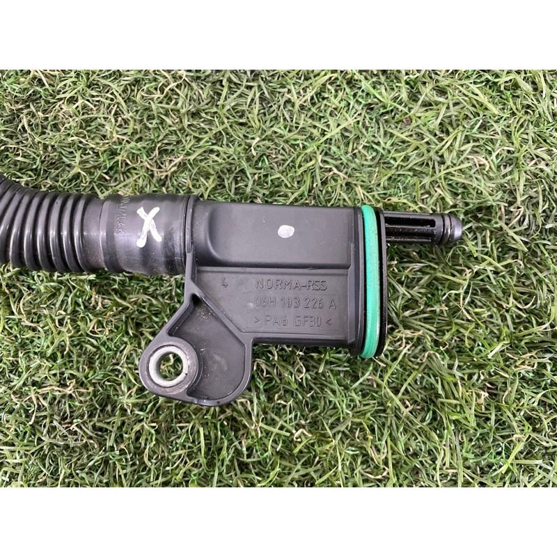 Трубка вентиляции картерных газов (двигатель и элементы) AUDI A4 B8 2012 2.0 CAEB 06H103213J