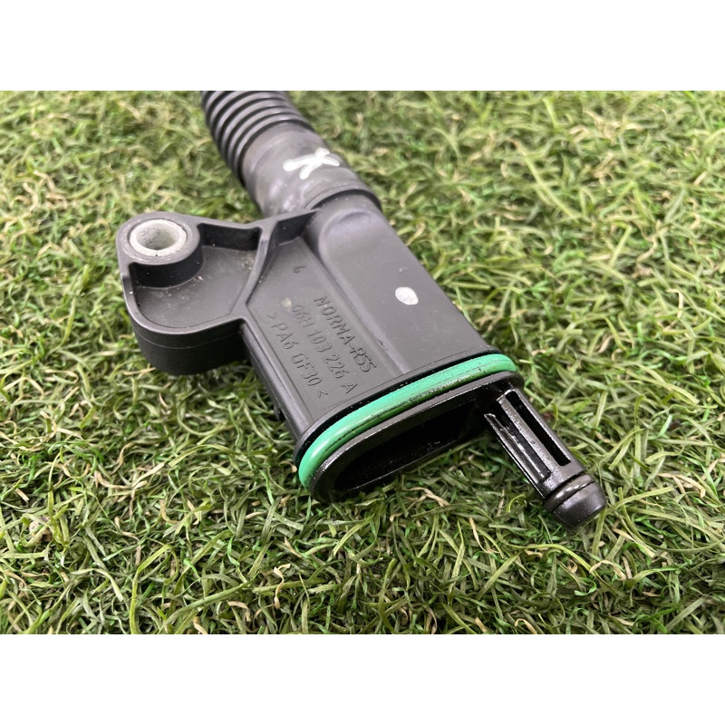 Трубка вентиляции картерных газов (двигатель и элементы) AUDI A4 B8 2012 2.0 CAEB 06H103213J