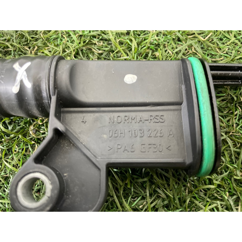 Трубка вентиляции картерных газов (двигатель и элементы) AUDI A4 B8 2012 2.0 CAEB 06H103213J