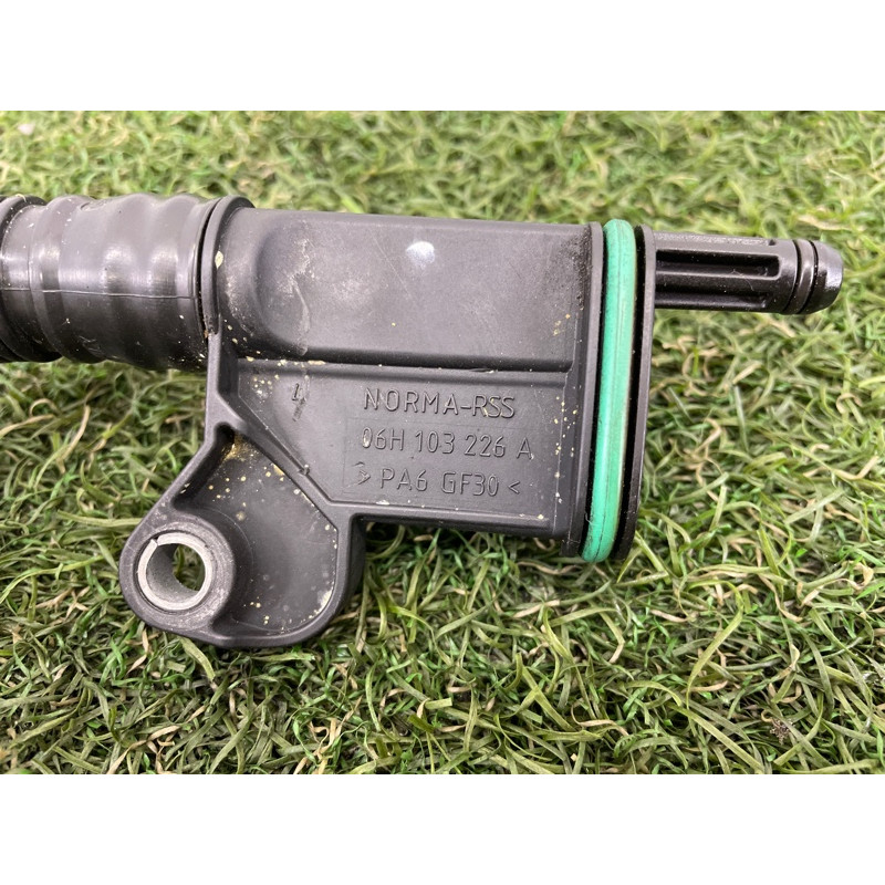 Трубка вентиляции картерных газов (двигатель и элементы) AUDI Q5 8R 2012 2.0 CAEB 06H103213J