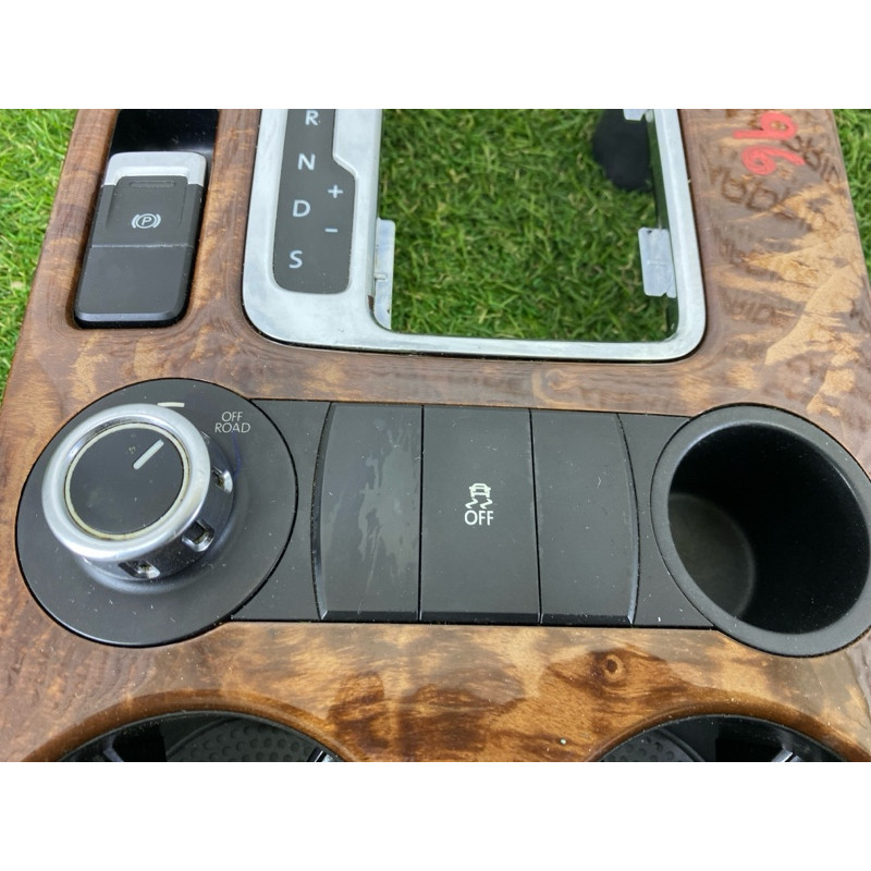 Декоративная накладка центральной консоли (салон) Volkswagen Touareg NF 2012 3.6 CGRA 7P1863212CME1