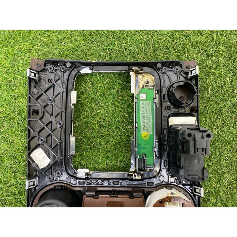 Декоративная накладка центральной консоли (салон) Volkswagen Touareg NF 2012 3.6 CGRA 7P1863212CME1