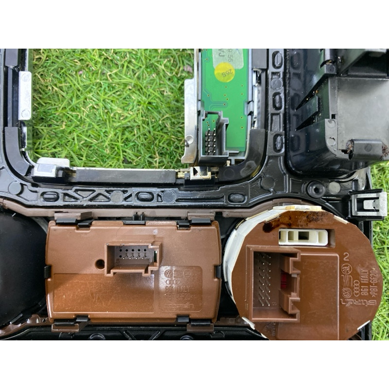 Декоративная накладка центральной консоли (салон) Volkswagen Touareg NF 2012 3.6 CGRA 7P1863212CME1