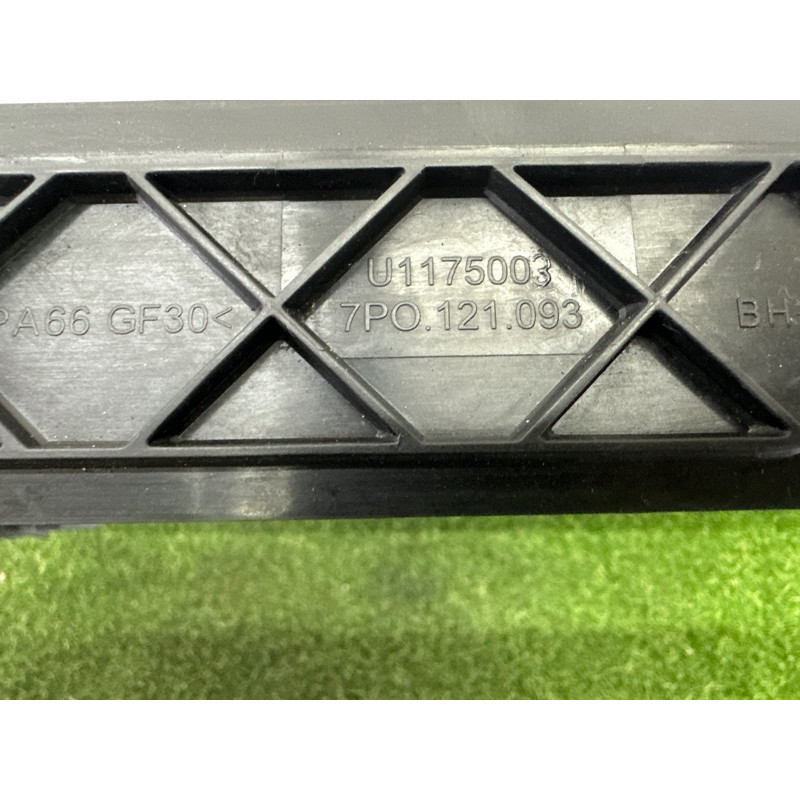 Рамка радіатора (кузов і елементи) Volkswagen Touareg NF 2012 3.6 CGRA 7P0121093D