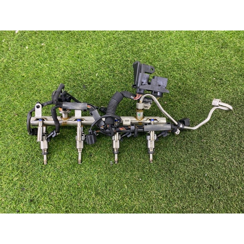 Топливная рампа (топливная система) AUDI A4 B8 2012 2.0 CAEB 06J133317M