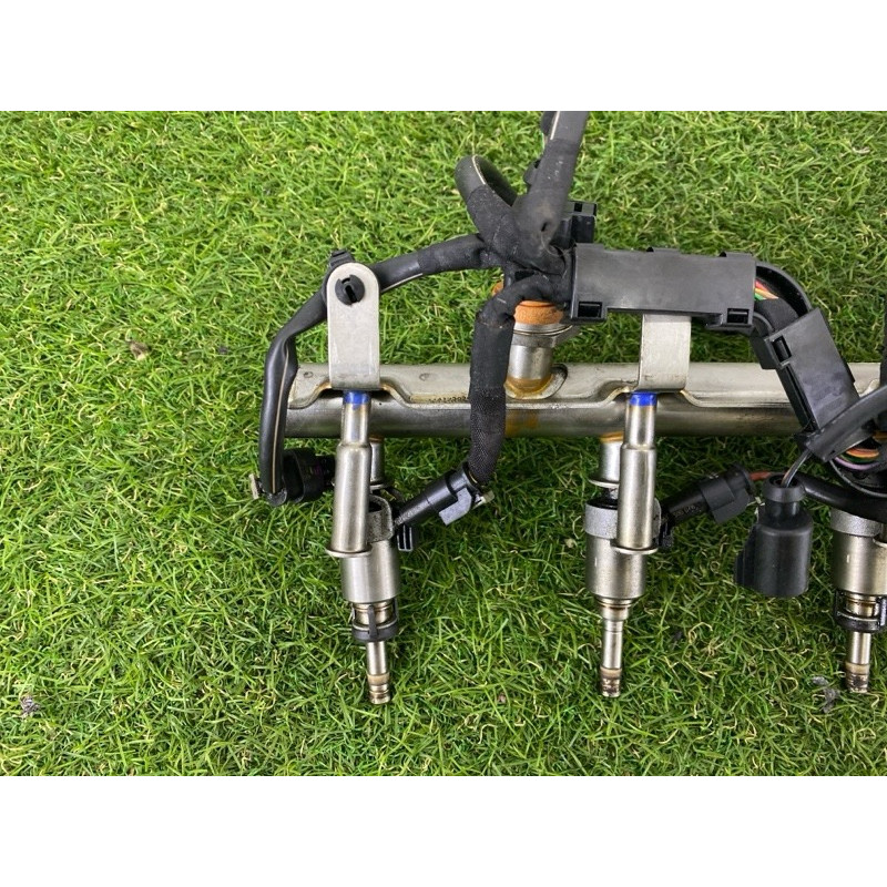 Топливная рампа (топливная система) AUDI A4 B8 2012 2.0 CAEB 06J133317M