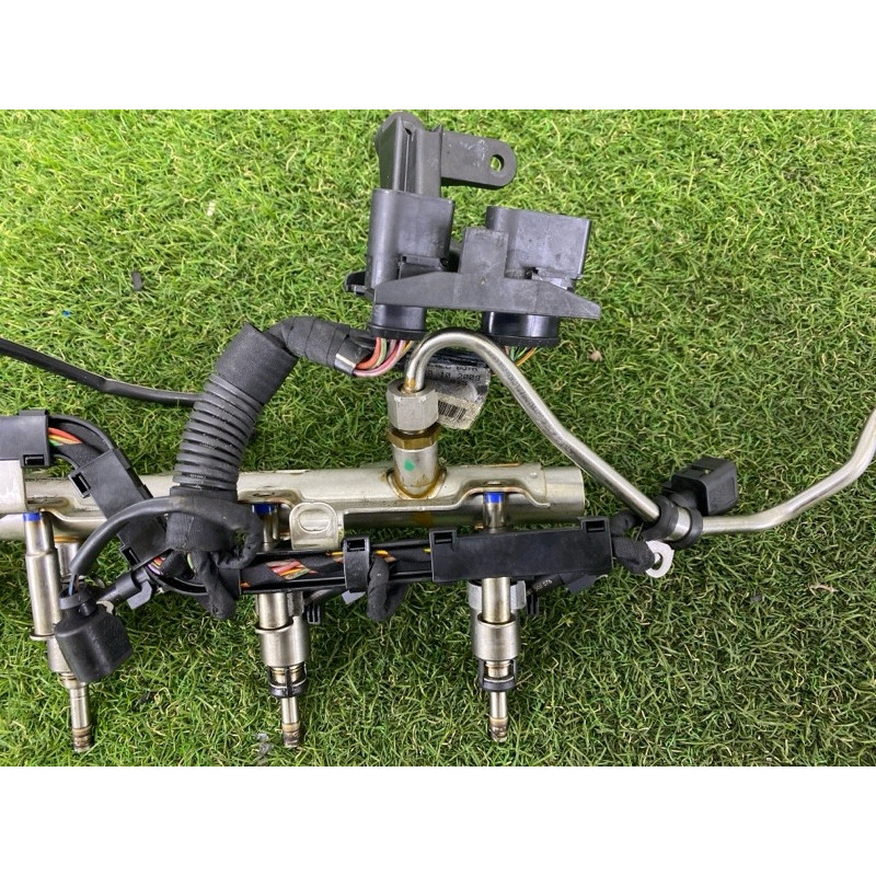 Топливная рампа (топливная система) AUDI A4 B8 2012 2.0 CAEB 06J133317M