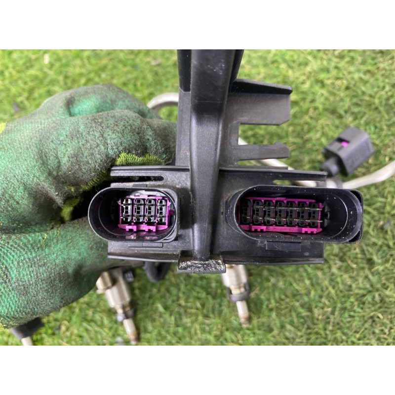 Топливная рампа (топливная система) AUDI A4 B8 2012 2.0 CAEB 06J133317M