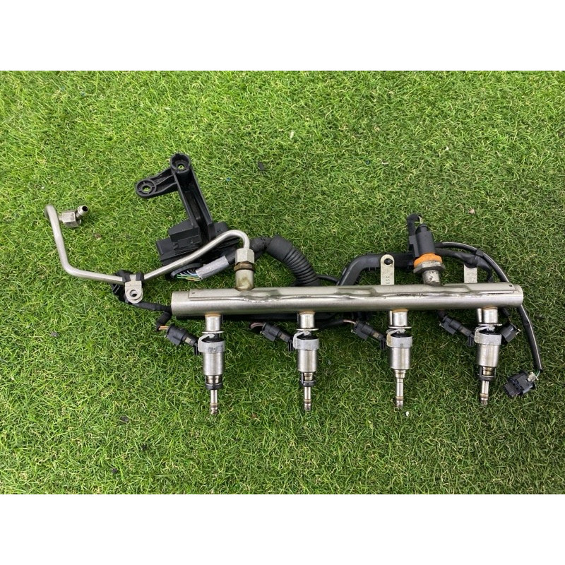 Топливная рампа (топливная система) AUDI A4 B8 2012 2.0 CAEB 06J133317M