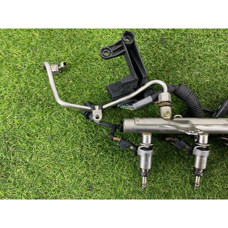 Топливная рампа (топливная система) AUDI A4 B8 2012 2.0 CAEB 06J133317M