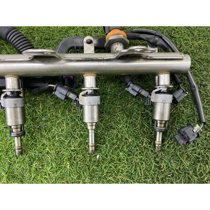 Топливная рампа (топливная система) AUDI A4 B8 2012 2.0 CAEB 06J133317M