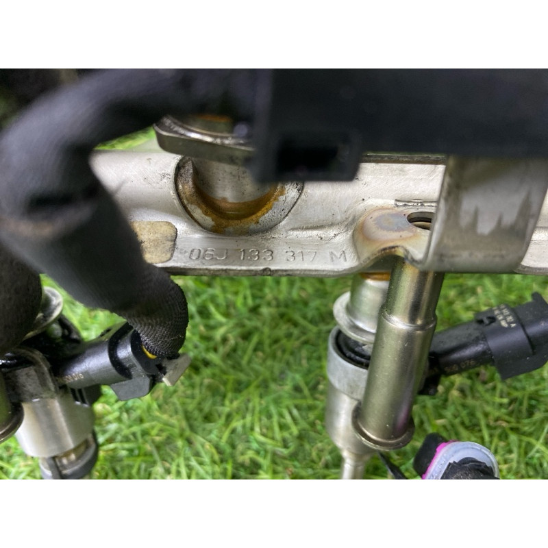 Топливная рампа (топливная система) AUDI A4 B8 2012 2.0 CAEB 06J133317M