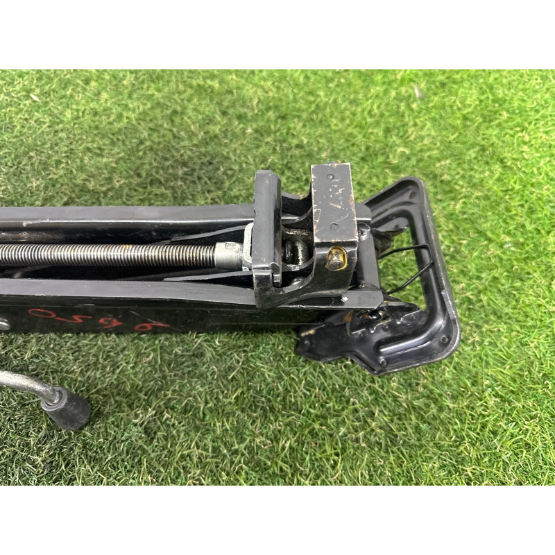 Домкрат (аксессуары) Volkswagen Touareg NF 2012 3.6 CGRA 7P0011031B