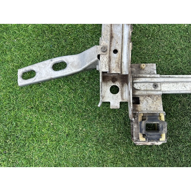 Кронштейн радиатора (кузов и элементы) BMW X1 F48 2016 2.0 B46B20 51117301605