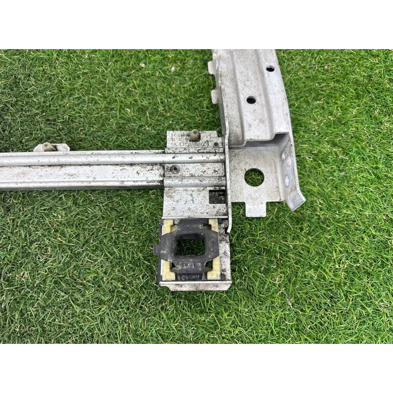 Кронштейн радиатора (кузов и элементы) BMW X1 F48 2016 2.0 B46B20 51117301605