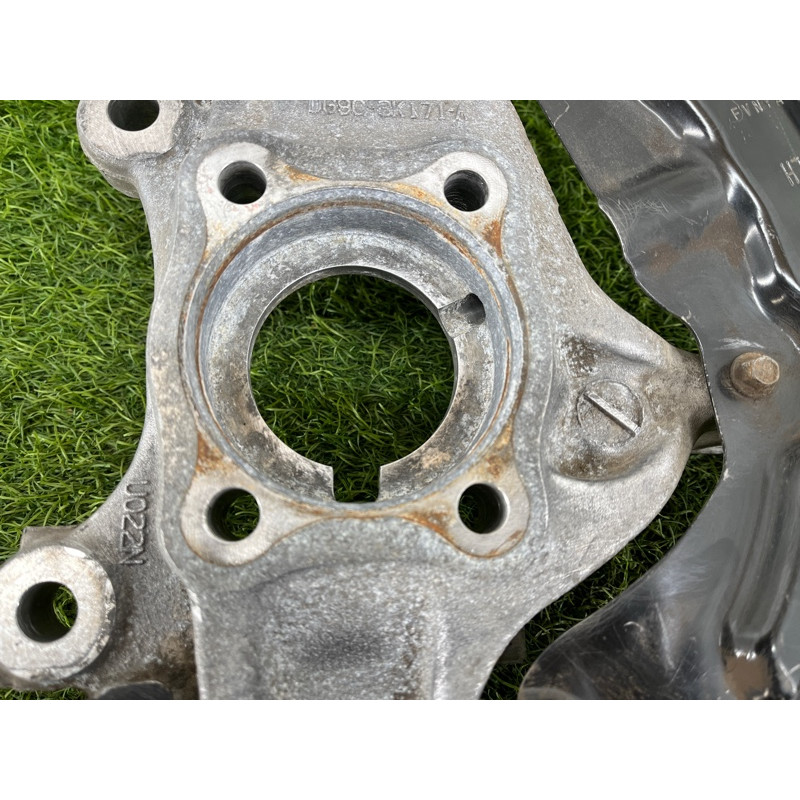 Поворотный кулак (подвеска) Ford Fusion MK5 dg9c3k171a