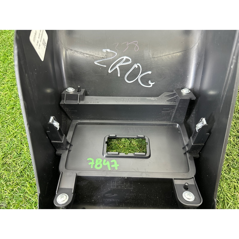 Накладка центральной консоли (салон) Nissan Rogue T33 2021 2.5 PR25DD 969306RR1A