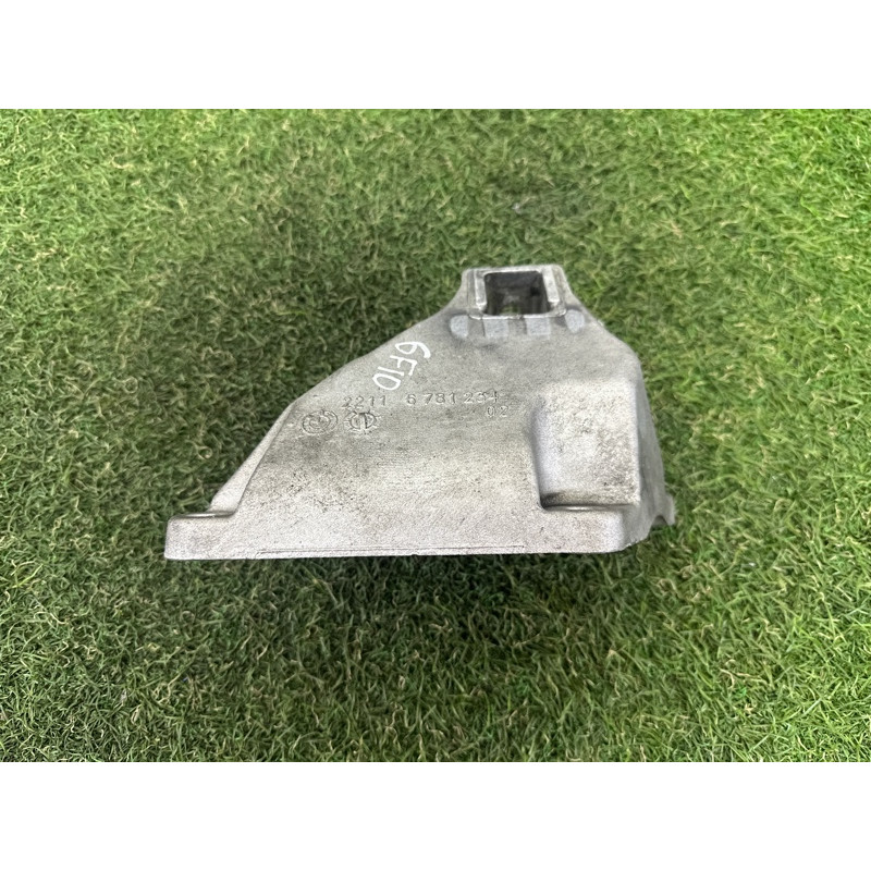 Кріплення подушки двигуна (кронштейни двигуна) BMW 5-series F10 2015 2.0 N20 22116781236