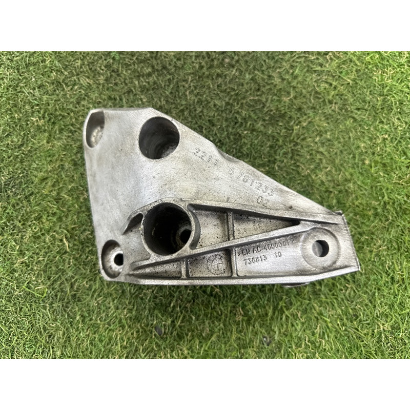 Кріплення подушки двигуна (кронштейни двигуна) BMW 5-series F10 2015 2.0 N20 22116781233