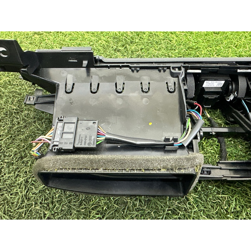 Центральный дефлектор салона (салон) AUDI A7 4G 2012 3.0 CGXB 4G1820951G6PS