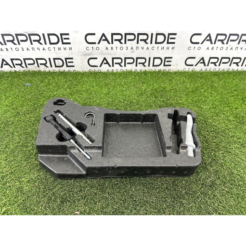 Комплект інструменту (аксессуары) Volkswagen Touareg NF 2015 3.6 CGRA 7P0012112J