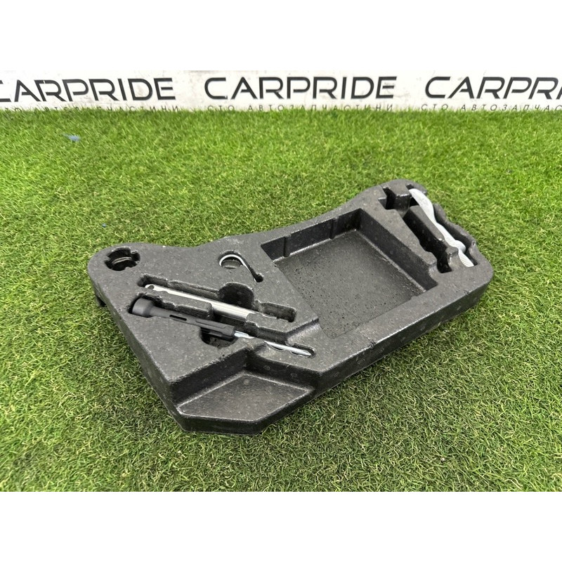 Комплект інструменту (аксессуары) Volkswagen Touareg NF 2015 3.6 CGRA 7P0012112J