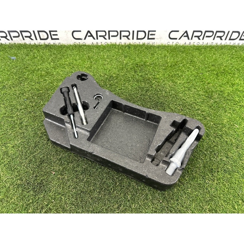 Комплект інструменту (аксессуары) Volkswagen Touareg NF 2015 3.6 CGRA 7P0012112J