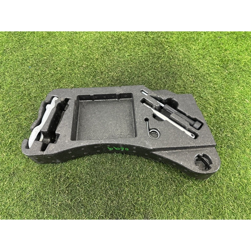 Комплект інструменту (аксессуары) Volkswagen Touareg NF 2015 3.6 CGRA 7P0012112J