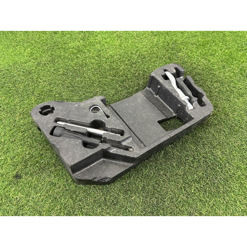 Комплект инструмента (аксессуары) Volkswagen Touareg NF 2015 3.6 CGRA 7P0012112F