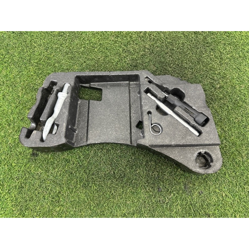 Комплект инструмента (аксессуары) Volkswagen Touareg NF 2015 3.6 CGRA 7P0012112F